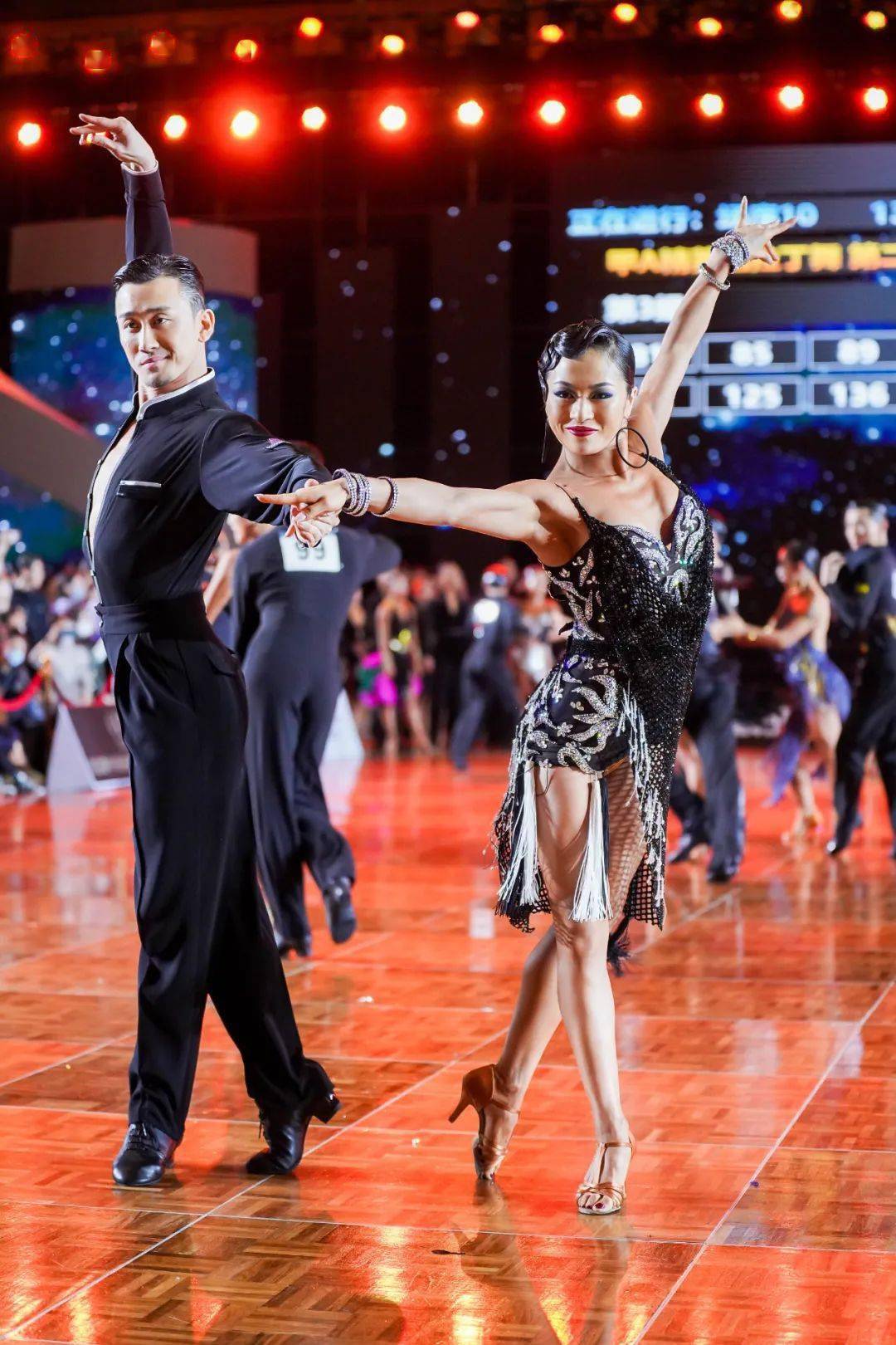  阿扎伦卡连续三场比赛得分超过反败为胜，C9不断突破！赛场气氛高涨