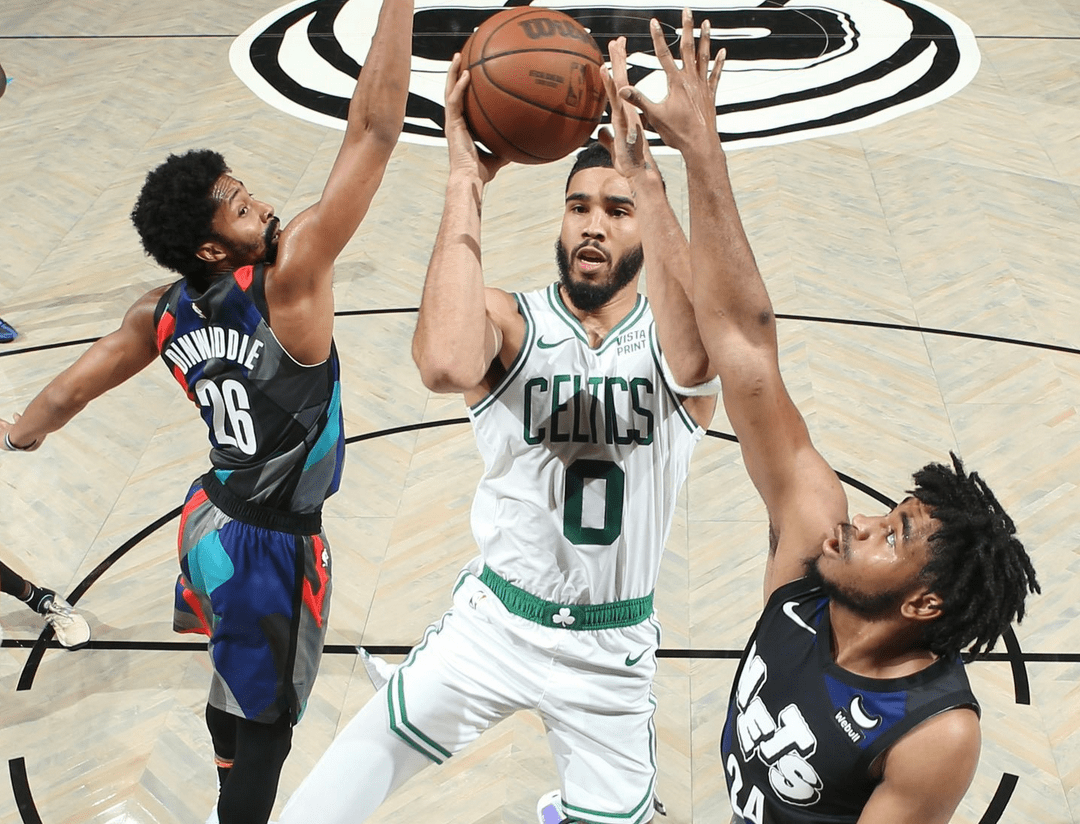 关于塔图姆在美国队比赛中战术调整，重返赛场引发热议！观众掌声雷动的信息体育直播