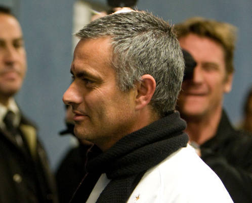 包含今夜不来梅调整名单以备欧冠，防线松动环节打磨，悬念犹存，纪律约束更严格的词条