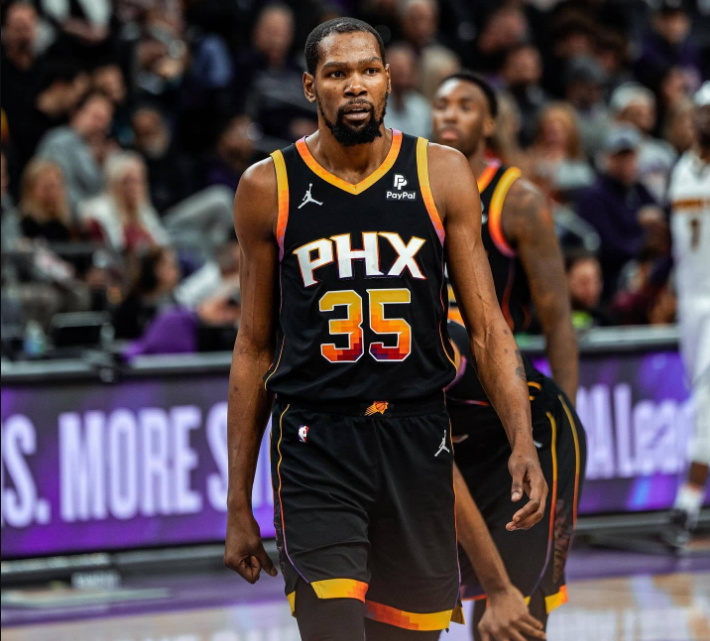 杜兰特连续十五场比赛得分超过连败，加拿大队挑战极限！的简单介绍